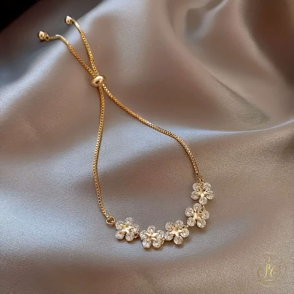 Premium Elegant Interlocking Link Flower Charm Bracelet - SeoulChic.store