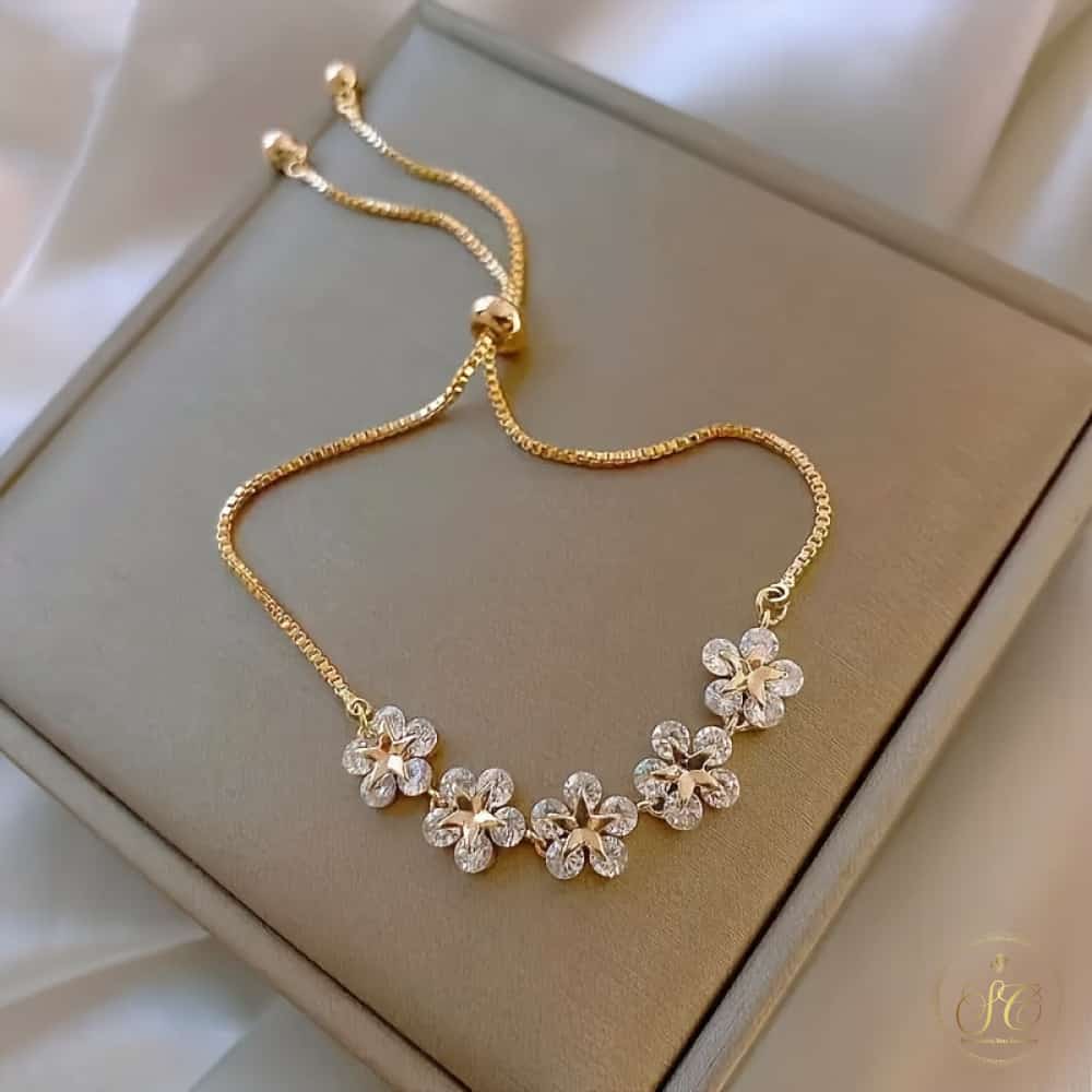 Premium Elegant Interlocking Link Flower Charm Bracelet - SeoulChic.store